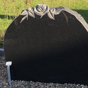 Nr. 03 Sort svensk poleret m/rose