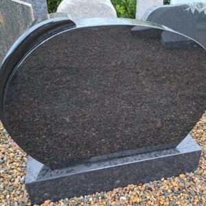Nr. 07 POLERET SORT MONUMENT på sokkel